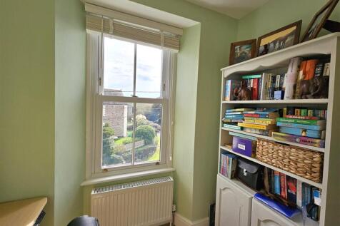 Bedroom 4/office.