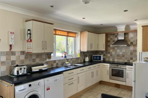Kitchen Area:
