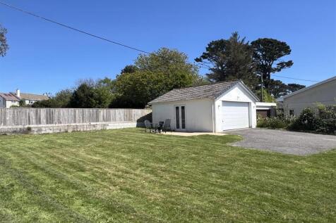 Detached Garage: