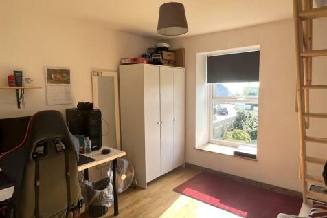 Mezzanine Bedroom: