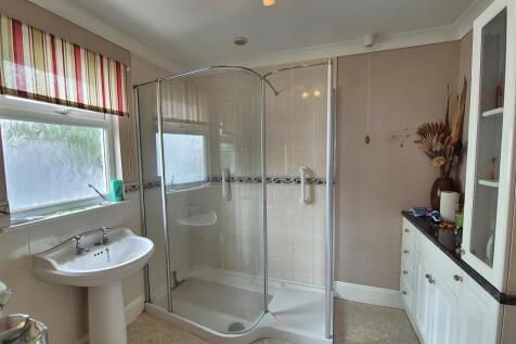 Ensuite Shower room.jpg