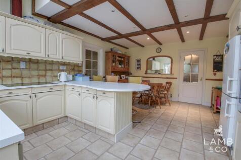 KITCHEN/DINING ROOM