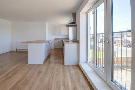 OPEN PLAN LIVING/KITCHEN