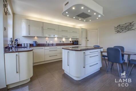 KITCHEN/ BREAKFAST ROOM