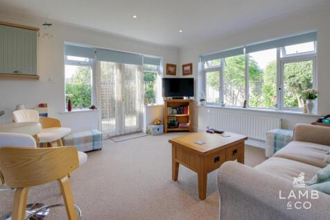 KITCHEN/LIVING SPACE