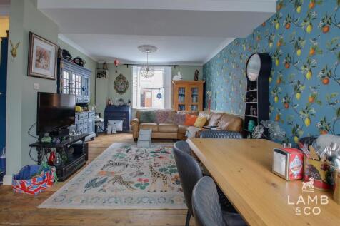 LOUNGE/DINING ROOM