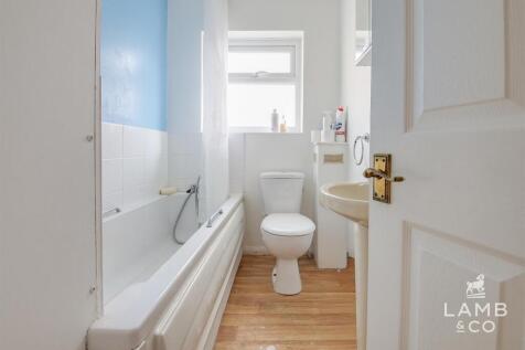 FIRST FLOOR BATHROOM