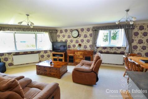 Sitting Room/Dining Area