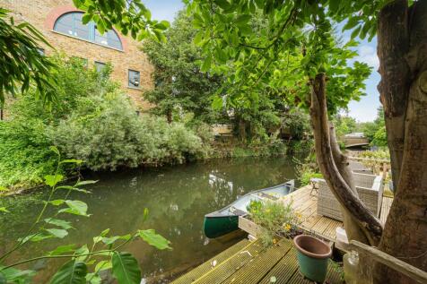 Harefield Road - Canal.jpg