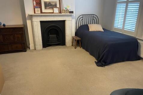 Front bedroom 1.jpg