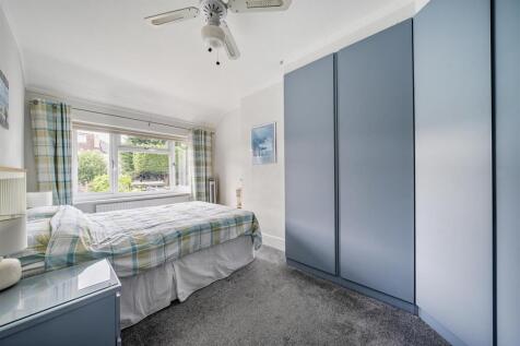 Oakleigh Drive - Bed 2.jpg