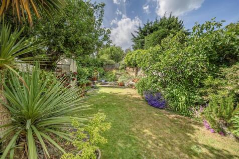 Oakleigh Drive - Garden (2).jpg