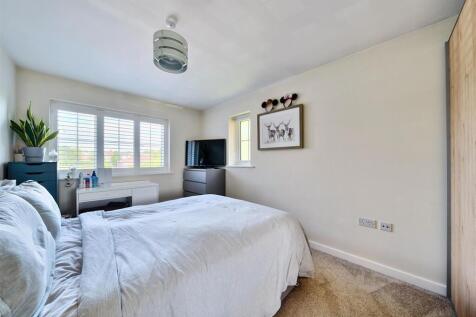 St Mawes Close - Bed 1a.jpg