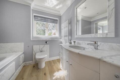 Warwick Mews - Familiy Bathroom.jpg