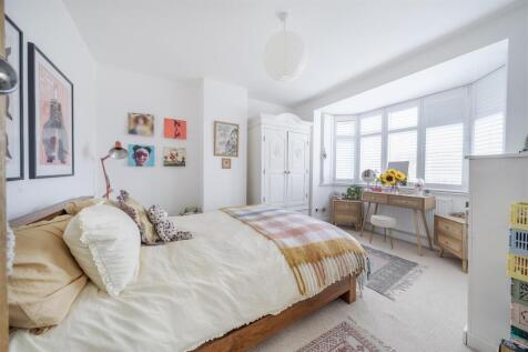 Oakleigh Drive - Bed a1.jpg