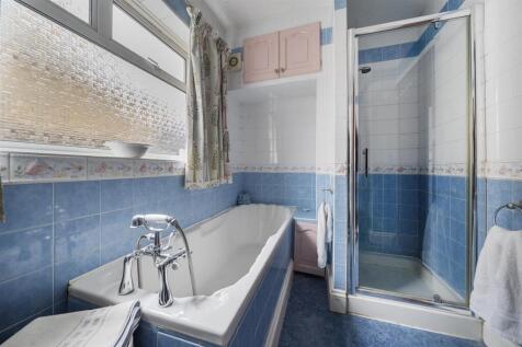 Links Way - Bathroom.jpg