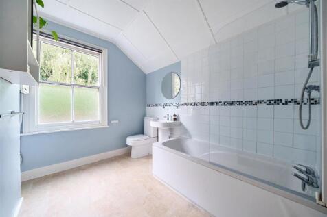 Cassiobridge Road - bathroom b.JPG