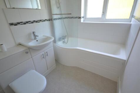 76 Sycamore Rd - Bathroom.JPG