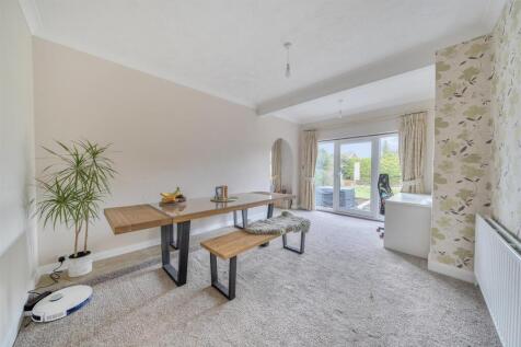 Elm Avenue - Diner.jpg