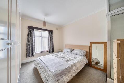 Elm Avenue - Bed 2a.jpg