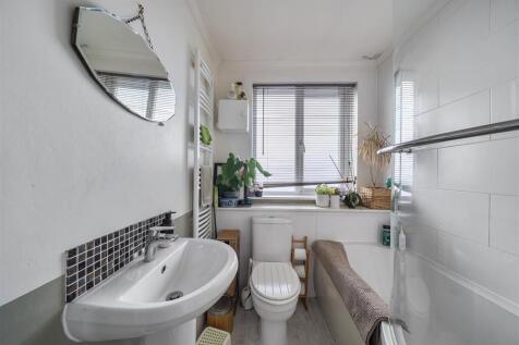 Malvern Way - Bathroom.jpg