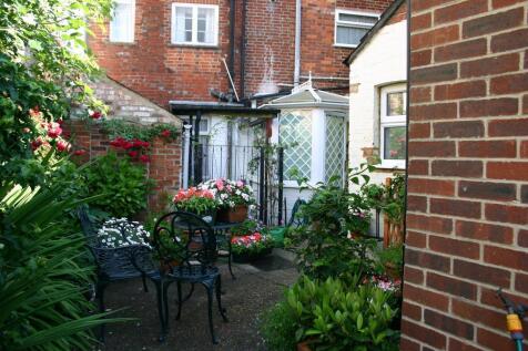 102 Love Lane courtyard2.jpg