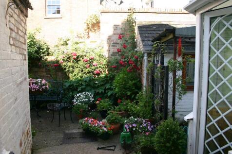 102 Love Lane courtyard.jpg