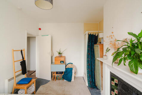 Hall Floor Flat - Bedroom