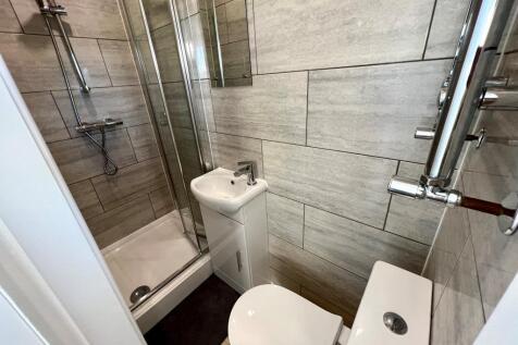 87 St Margaret Road - En-suite Bath Room 5.jpeg