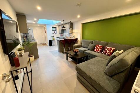 87 St Margaret Road - Kitchen and Lounge 2.jpeg