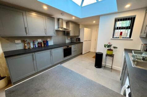 87 St Margaret Road - Kitchen 2.jpeg