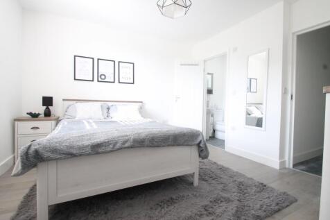 Ensuite Room 3 (Main)
