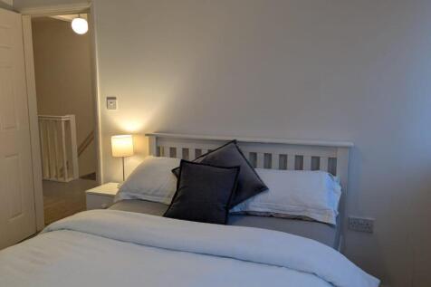 Bedroom 1 pic 2.jpg
