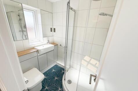 master bed 3 en-suite.jpg