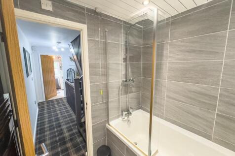 Family Bathroom (2).jpg