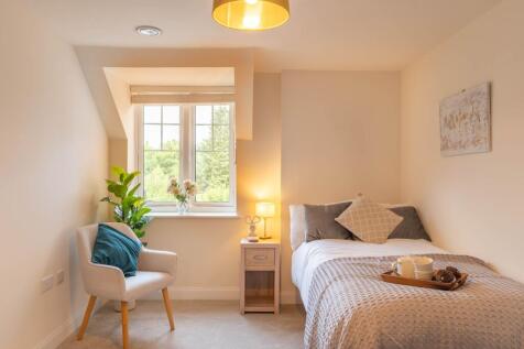 Cosy Bedroom with walk in wardrobe