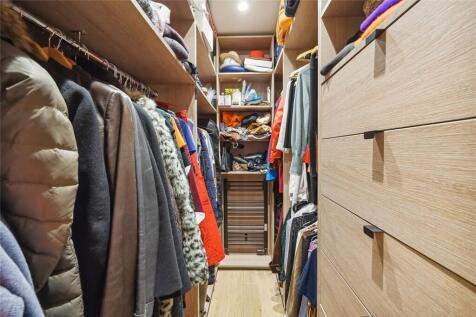 Walk-In-Wardrobe
