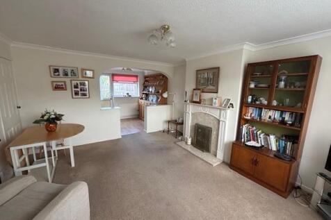 Lounge/Dining Area