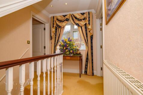 SaxtonMews_first floor landing 2.jpg