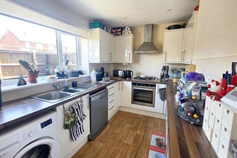 Living Room / Open Plan Kitchen