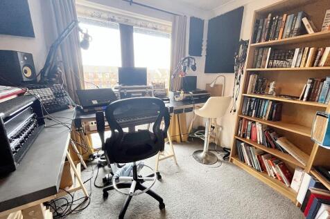 Bedroom / Study