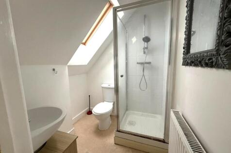 Bed 4 ensuite - second floor