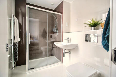 en suite shower room.JPG