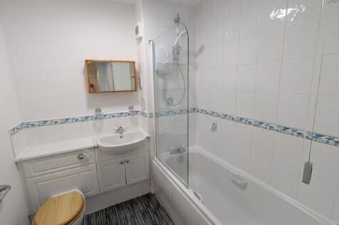 22 1 Duff Street bathroom.jpg