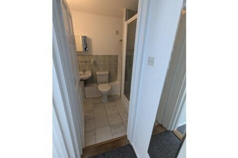 Bathroom 2.jpg