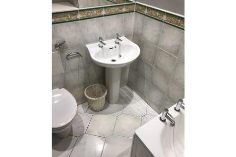 bathroom drumsheugh.jpeg