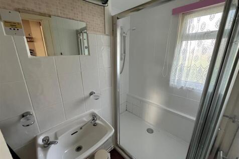 48 NP Shower Room.jpg