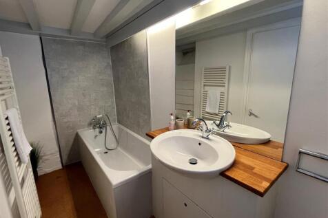 bathroom 2.jpg