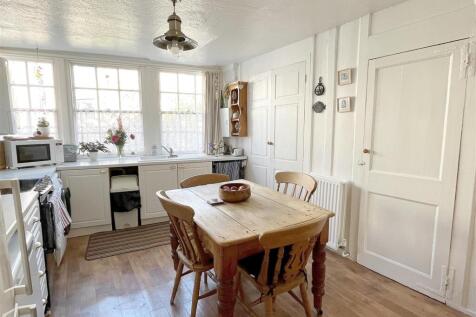 Kitchen 2.jpg