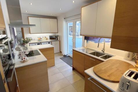 Kitchen 2.jpg